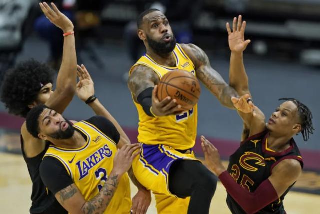 世界杯官方软件更新-喜欢挑衅勒布朗？老詹狂轰46分回应骑士制服组嘲讽